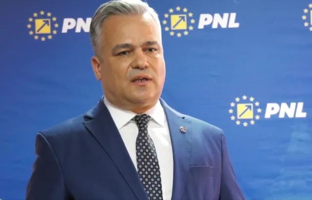 Adrian Veştea discută despre criza politică din România.