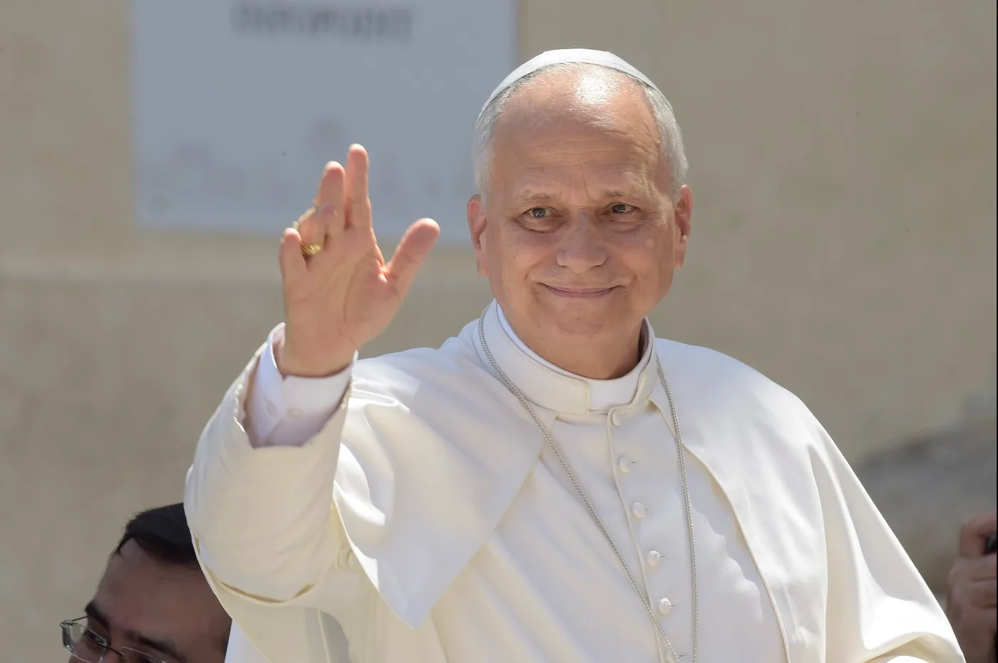 Papa Leon XIV salută mulțimea, subliniind importanța protecției migranților.