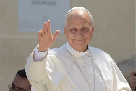 Papa Leon XIV salută mulțimea, subliniind importanța protecției migranților.