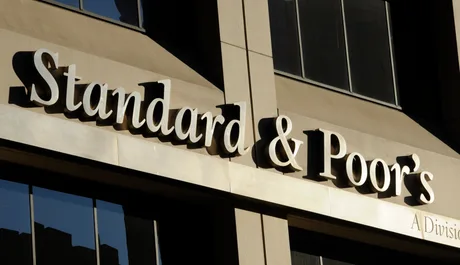 Logo-ul agenției de rating Standard & Poor's pe o clădire.