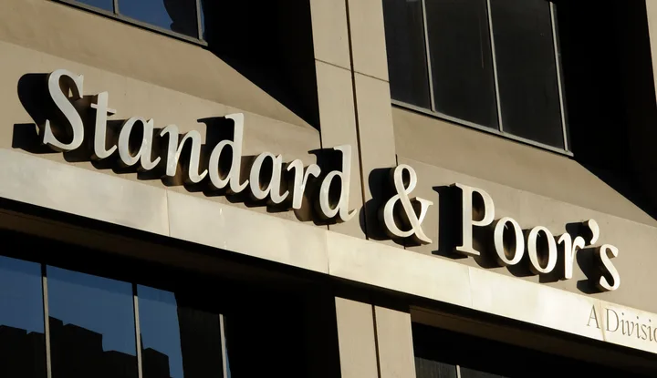 Logo-ul agenției de rating Standard & Poor's pe o clădire.