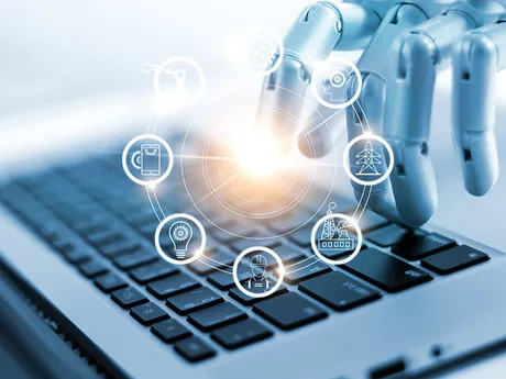 Un robot interacționează cu un laptop, simbolizând inovația în fintech.
