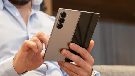 Un smartphone Samsung cu un design modern și camere multiple.
