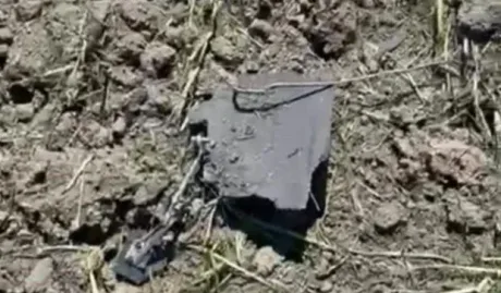 Resturi de dronă căzute pe un teren agricol din Galați.