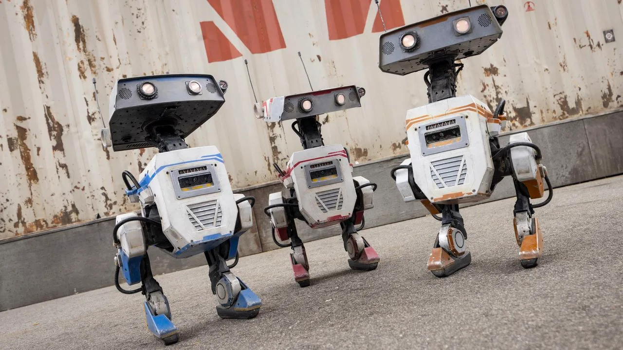 Roboți BDX Droids în laboratorul Disney, demonstrând tehnologia avansată de robotică.