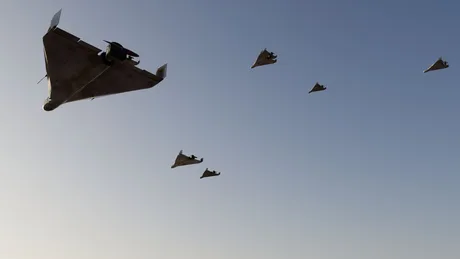 Drone zburând pe cer, simbolizând atacurile ucrainene.