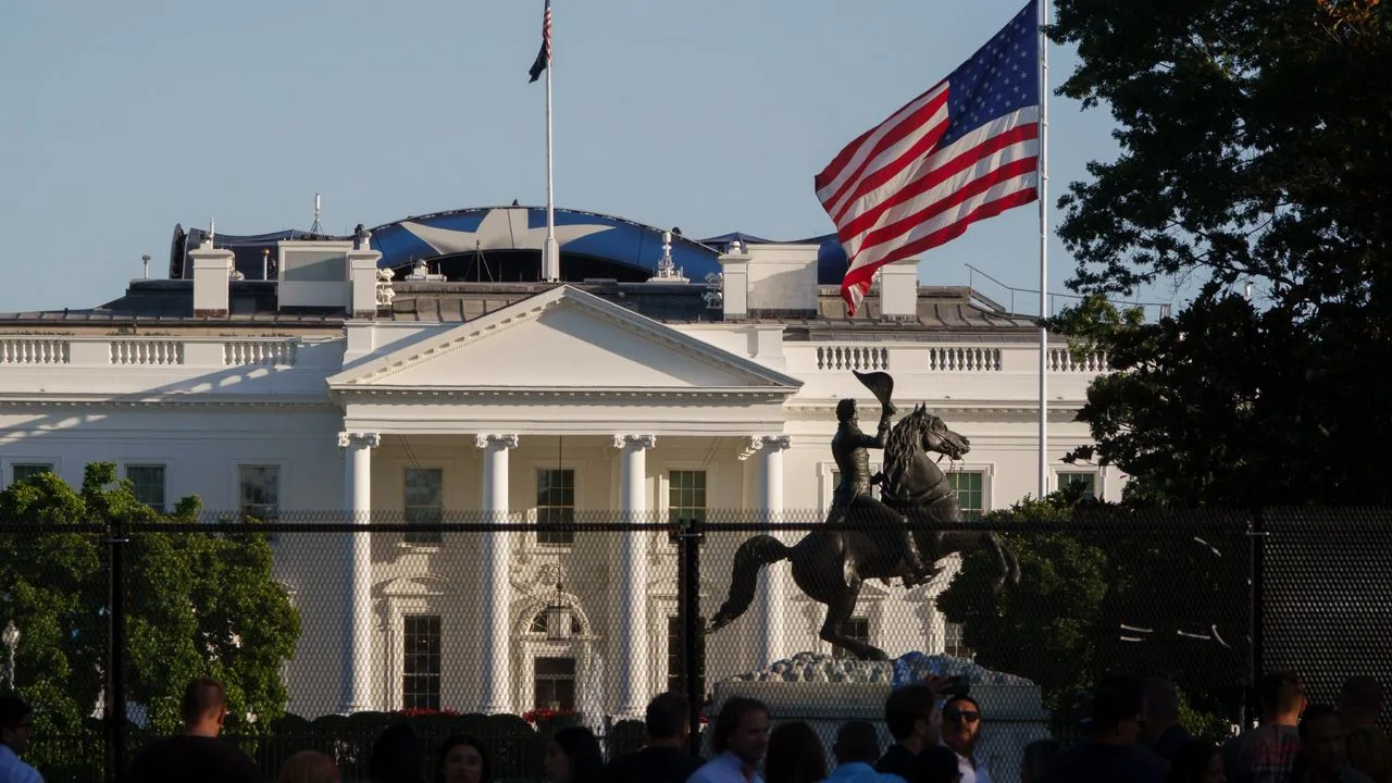 Vedere a Casei Albe cu steagul american fluturând în față.