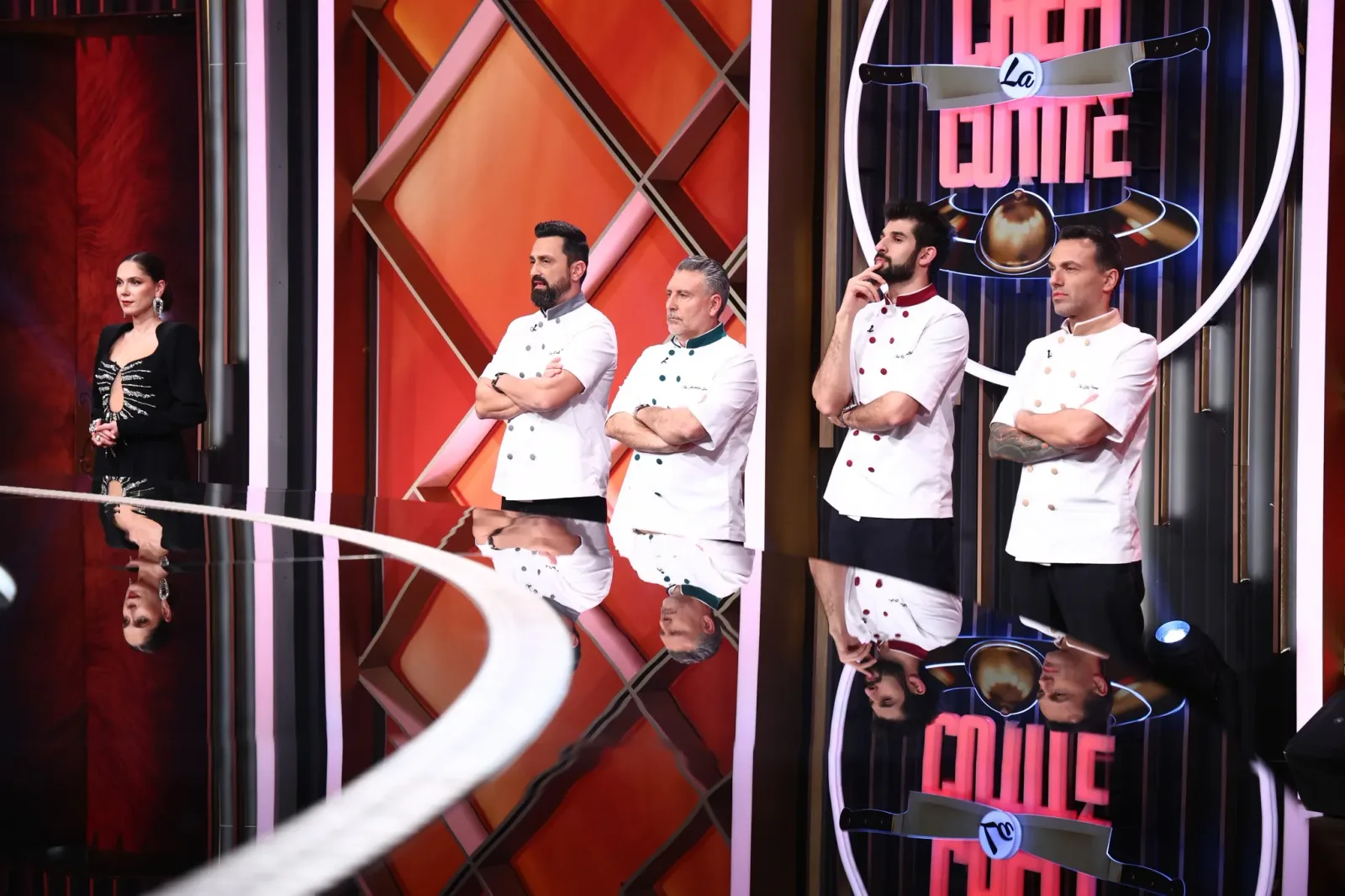 Finaliștii competiției așteaptă evaluarea preparatelor gătite cu tehnici avansate.
