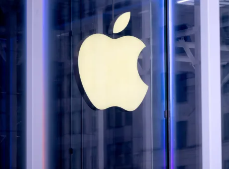 Logo-ul Apple pe un fundal iluminat, simbolizând inovația.