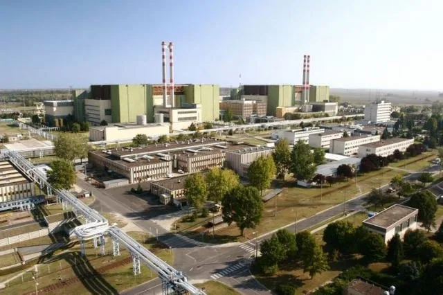 Centrala nucleară Paks din Ungaria, cu clădiri și reactoare vizibile.