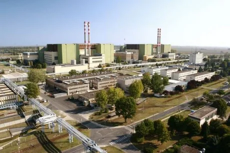 Centrala nucleară Paks din Ungaria, cu clădiri și reactoare vizibile.