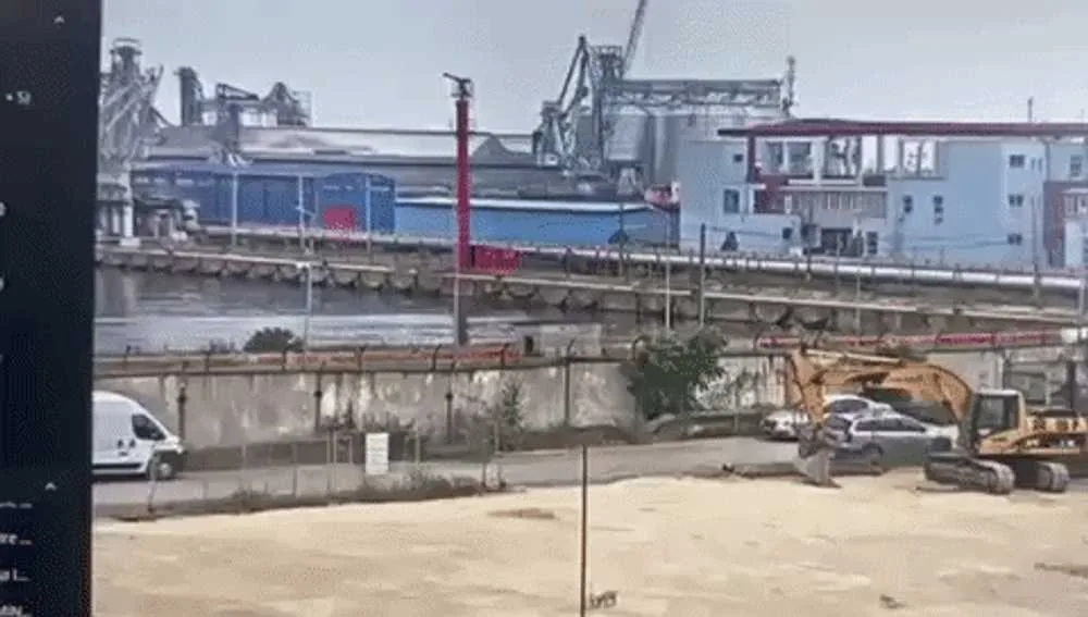 Portul Constanța, zona danei 78, cu echipamente de construcție vizibile.