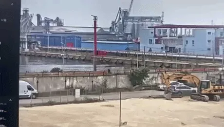 Portul Constanța, zona danei 78, cu echipamente de construcție vizibile.
