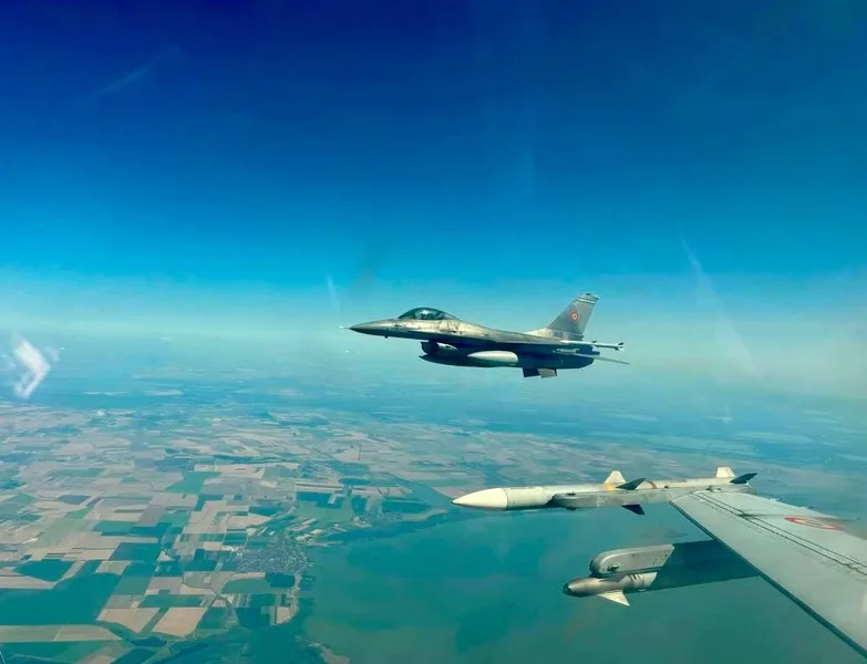 Un F-16 românesc în zbor, pregătit pentru misiuni de apărare aeriană.