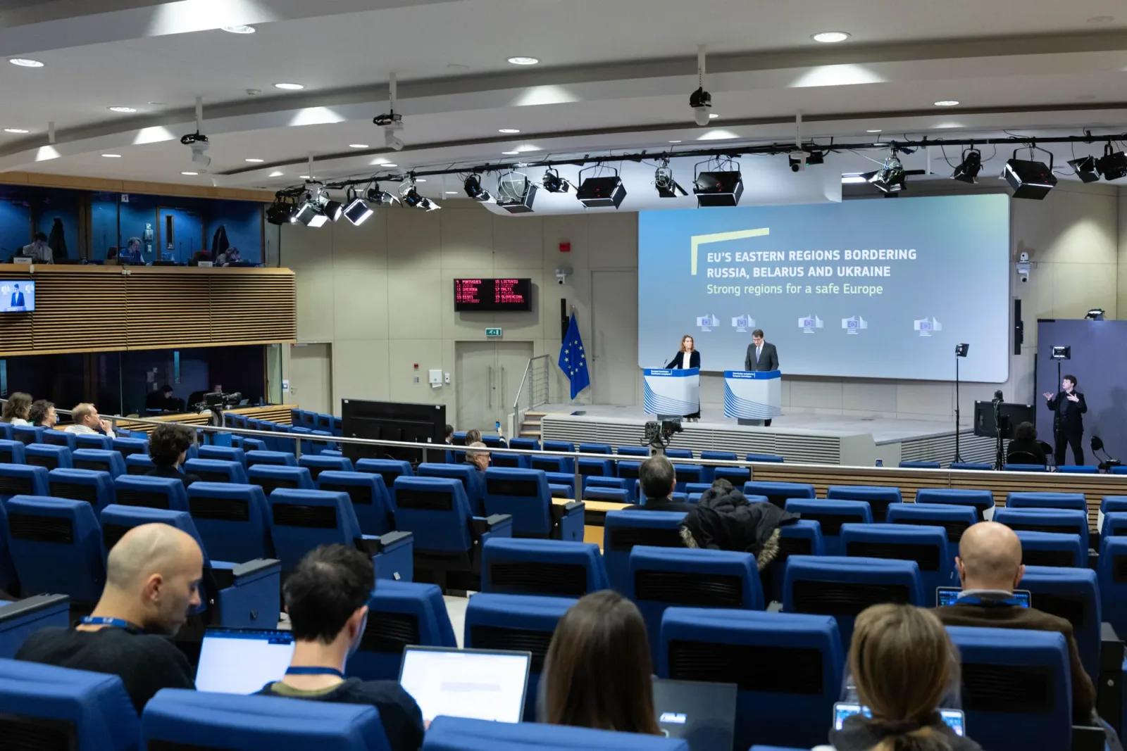 Săli de conferință goale, pregătite pentru un eveniment important.