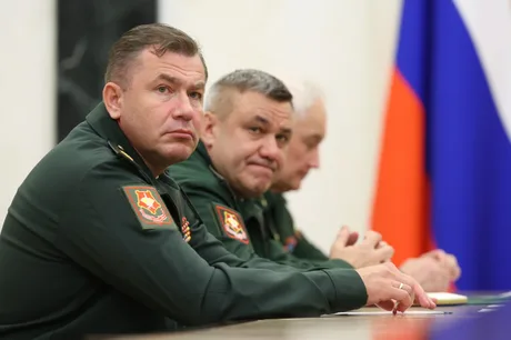 Oficiali militari ruși discutând despre strategii de război cu drone.