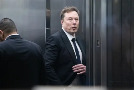 Elon Musk discutând despre inteligența artificială într-un lift.