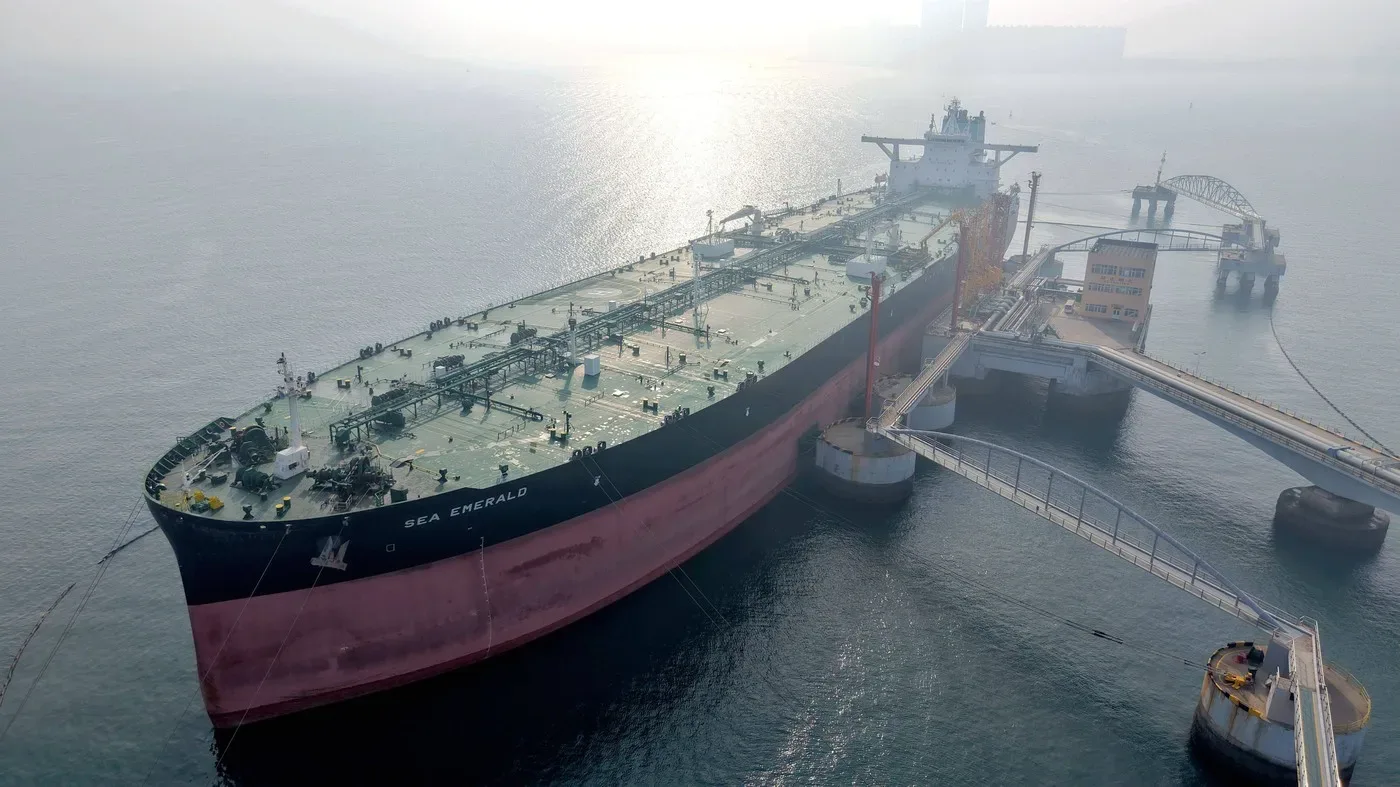 Vas petrolier ancorat, pregătit pentru încărcare în port.