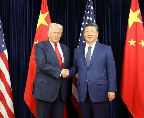 Donald Trump și Xi Jinping se salută la sosirea în SUA.