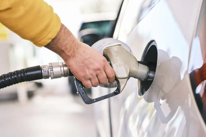 Creșterea prețurilor la carburanți afectează costurile de transport și consumatorii.