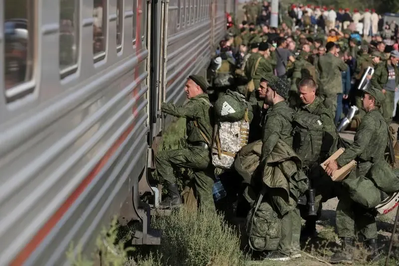 Soldați ruși se pregătesc să urce într-un tren în Irkutsk.