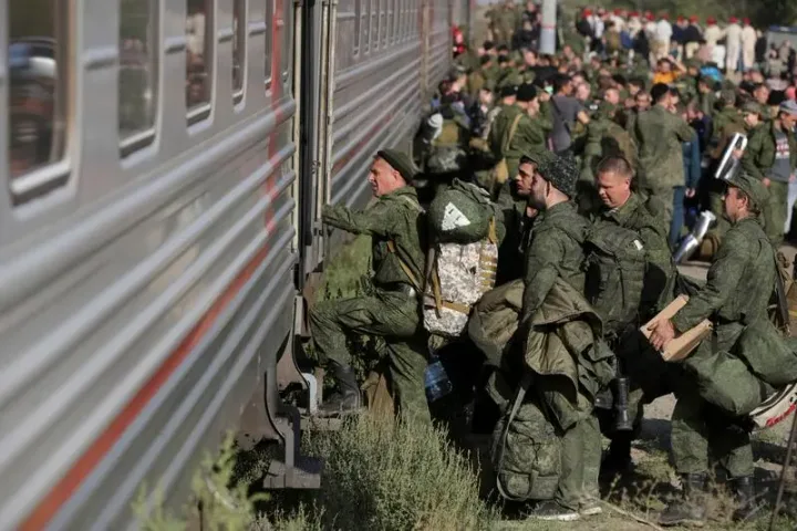 Soldați ruși se pregătesc să urce într-un tren în Irkutsk.
