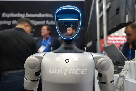 Robot avansat cu tehnologie de inteligență artificială la un eveniment tehnologic.