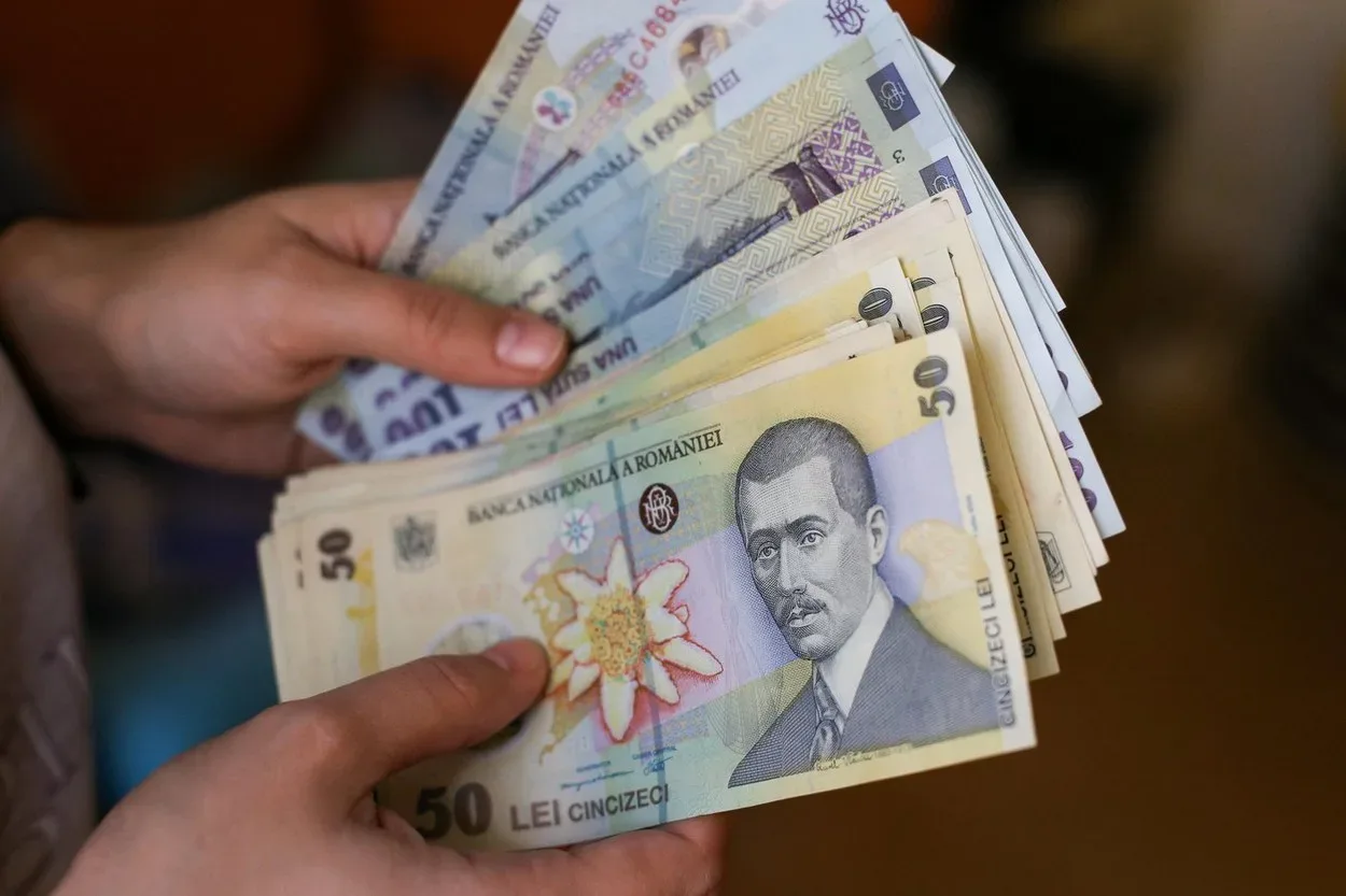 Bancnote românești de diverse valori, simbolizând economia națională.
