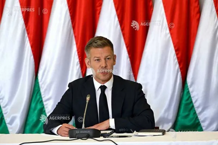 Premierul ungar Peter Magyar la o masă, discutând despre relațiile internaționale.