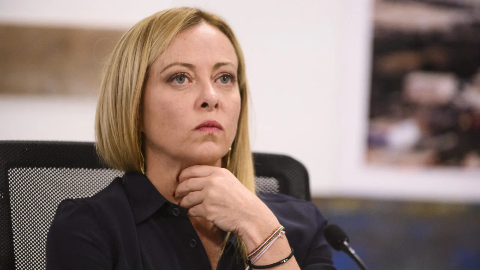 Giorgia Meloni, prima femeie premier, reflectând asupra stabilității guvernului italian.