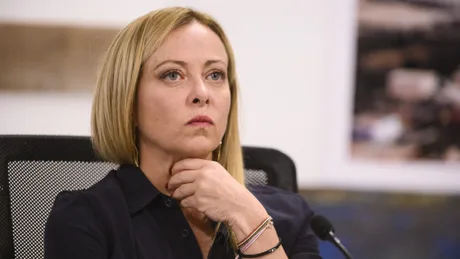 Giorgia Meloni, prima femeie premier, reflectând asupra stabilității guvernului italian.