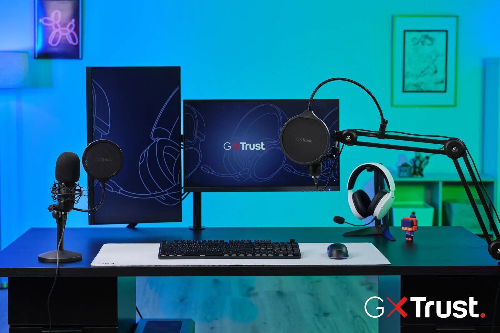 Setup modern pentru streaming și podcasting cu microfoane și accesorii audio