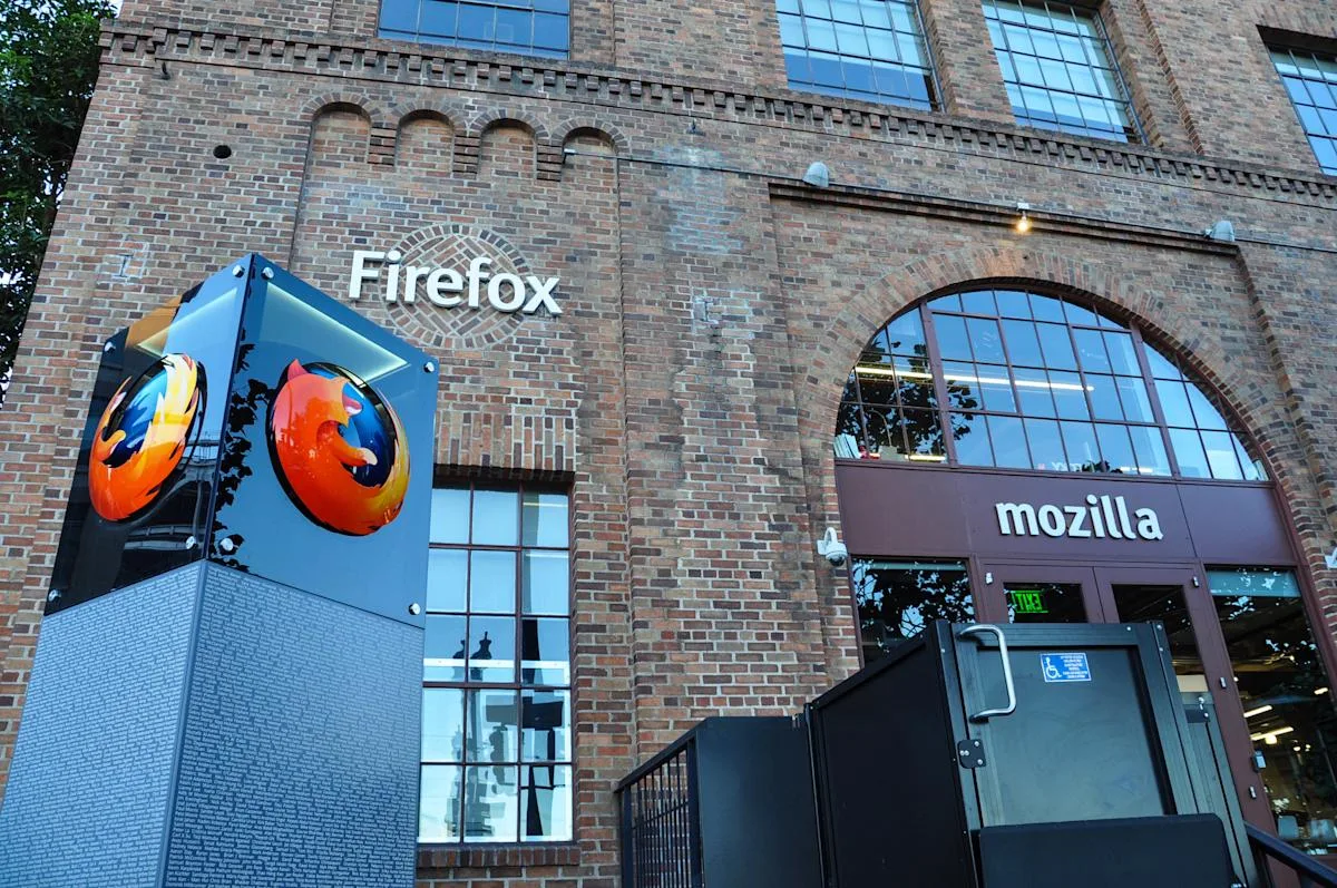 Sediul Mozilla cu logo-ul Firefox vizibil pe clădire.
