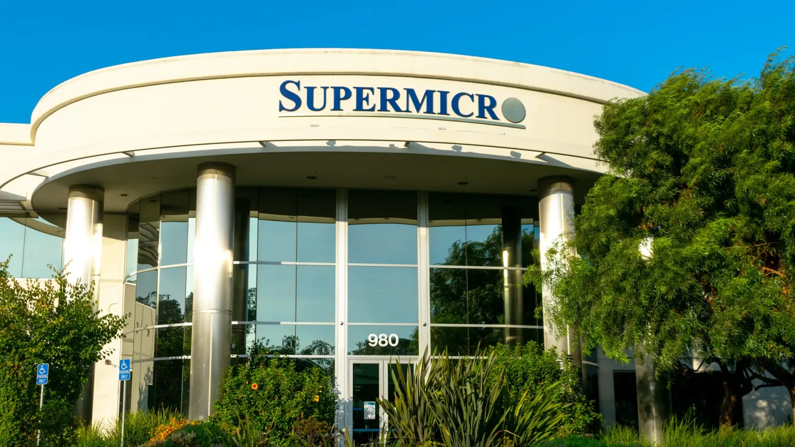 Clădirea Super Micro, simbol al tehnologiei avansate în domeniul serverelor.