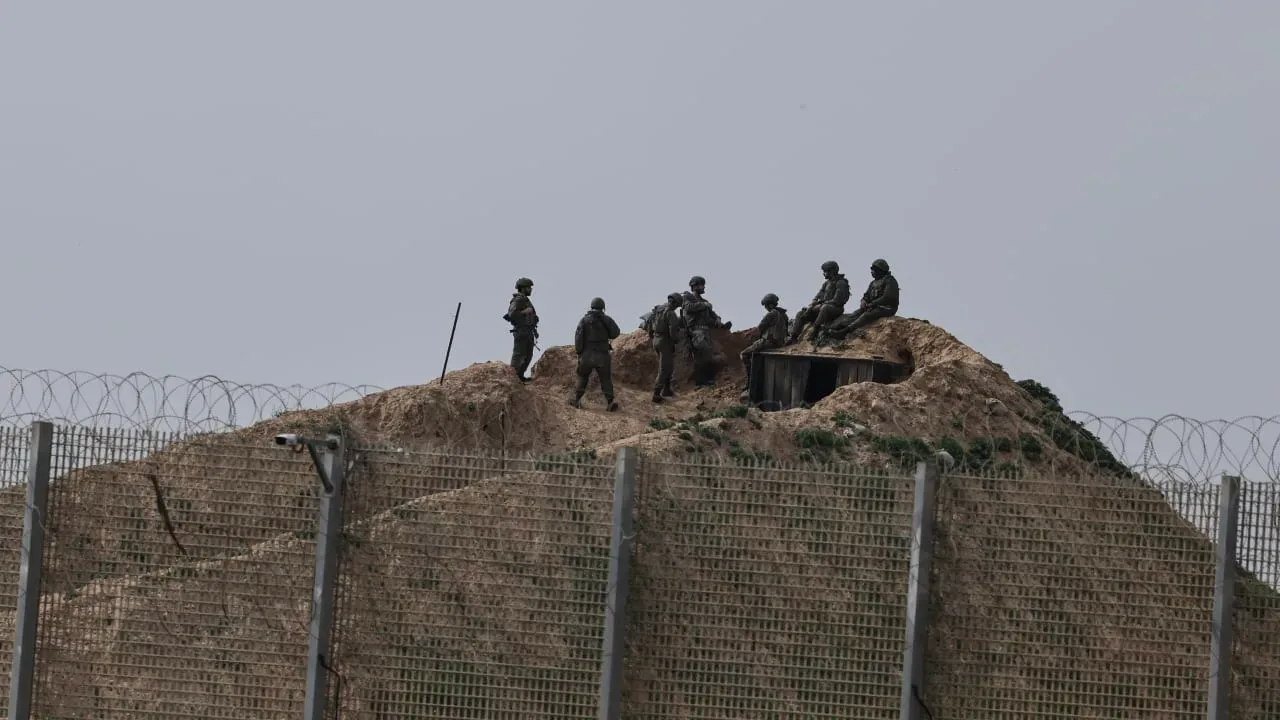 Soldați israelieni pe o poziție de observație în Fâșia Gaza.