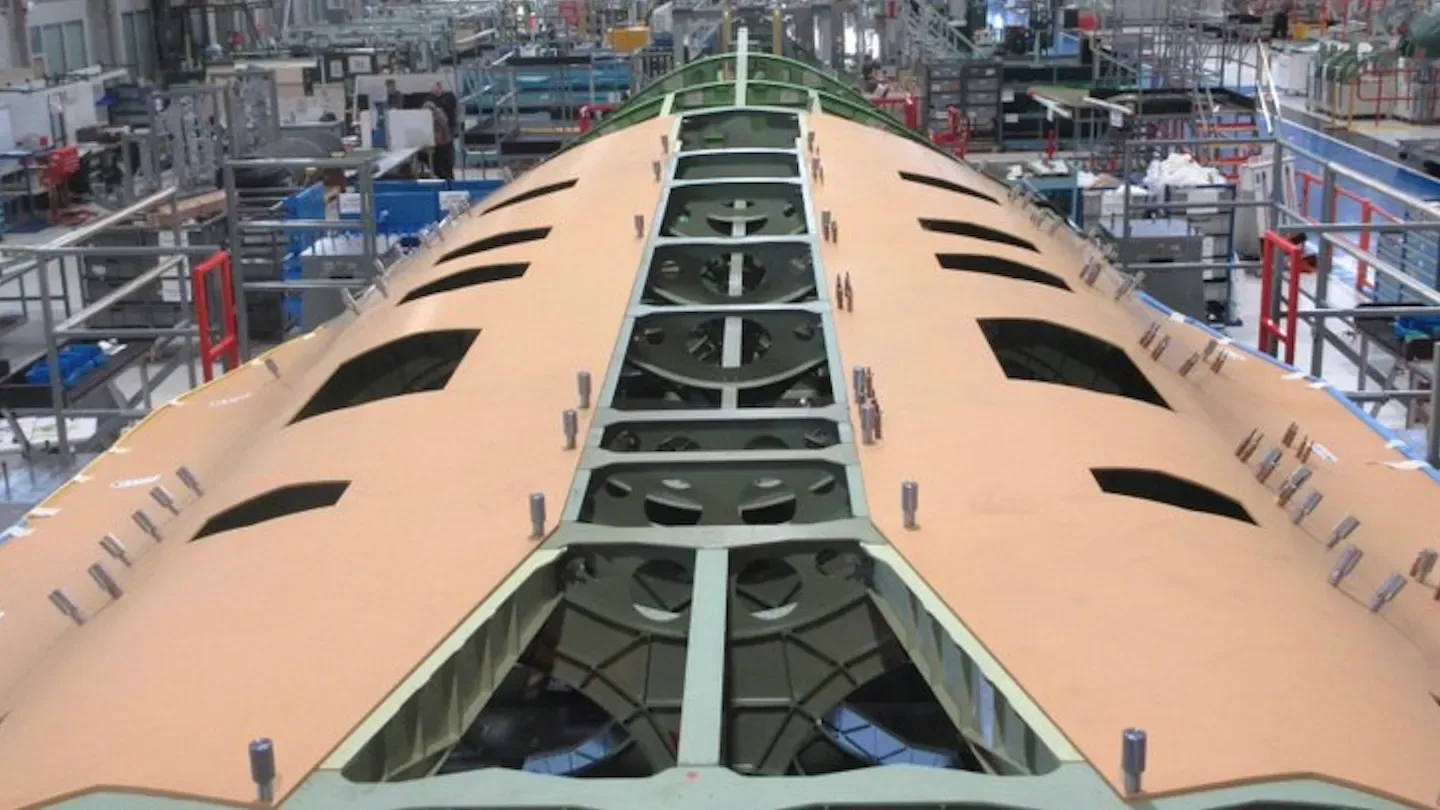 Fuselajul demonstratorului de avion stealth în construcție la BAE Systems.