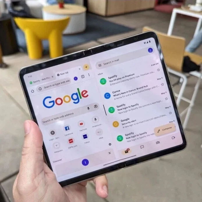 Dispozitiv pliabil Samsung cu interfață Google deschisă.