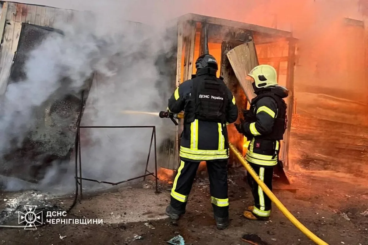 Intervenție a pompierilor la un incendiu provocat de un atac cu drone în Cernihiv.