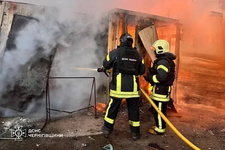 Intervenție a pompierilor la un incendiu provocat de un atac cu drone în Cernihiv.