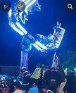 Oameni intervenind la un accident de la un parc de distracții noaptea.