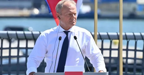 Donald Tusk subliniază necesitatea prudenței în angajamentele financiare pentru Ucraina.