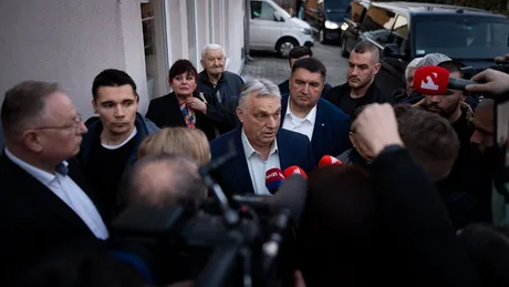 Viktor Orbán discutând cu susținătorii în timpul campaniei electorale din Ungaria.