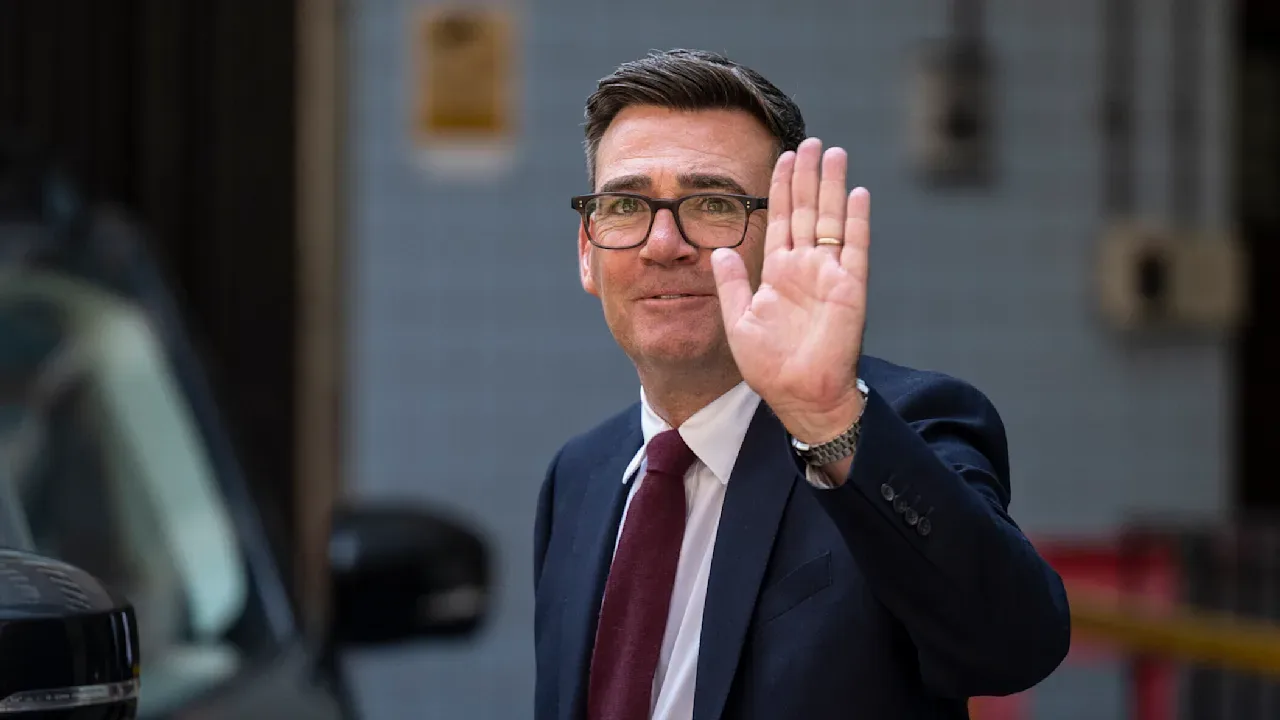 Andy Burnham salutând, simbolizând o nouă eră în guvernarea britanică.