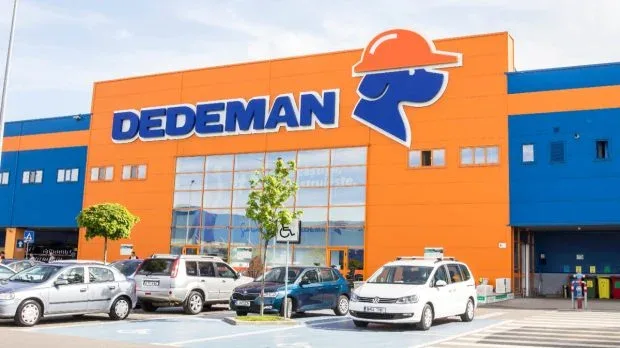 Extinderea rețelei de încărcare electrică Dedeman în România.