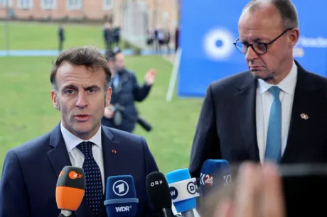 Lideri europeni discutând despre securitatea și apărarea în contextul tensiunilor internaționale.