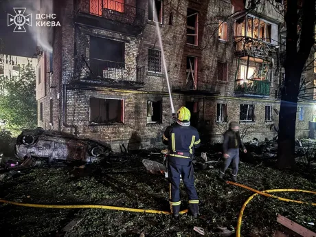 Pompierii intervin pentru a stinge incendiile provocate de atacurile rusești în Kiev.