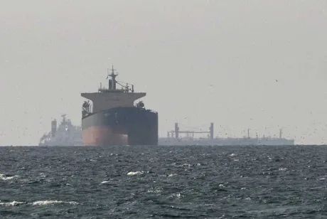 Petroliere navigând pe marea din Strâmtoarea Ormuz, simbol al comerțului global.