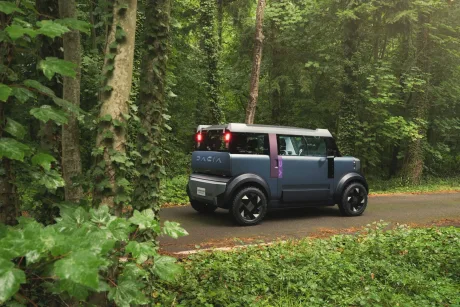 Dacia Hipster, un city car electric, pe drum în natură.