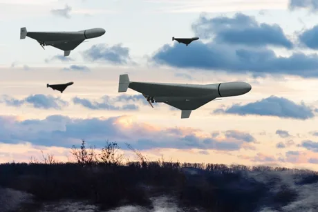 Drone în zbor pe fundalul unui peisaj de toamnă.