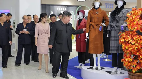 Kim Jong Un și fiica sa inspectând o expoziție de modă în Phenian.